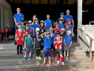 Die 20 Kinder, MTV-Vorsitzender Helmut Reiter (hinten rechts ) und Ivan Petrov (hinten links) beim Fussball-Camp 
