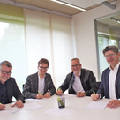 Von links nach rechts: Bürgermeister Thomas Herker, Alexander Schneider, (Geschäftsführer Stadtbus Pfaffenhofen), Christian Stanglmeier (Geschäftsführer Stanglmeier Reisebüro-Bustouristik GmbH &amp; Co. KG) und Béla Szabó (Stadtwerke Vorstand) unterzeichnen den neuen Verkehrsdurchführungsvertrag, der den Stadtbusbetrieb in Pfaffenhofen für die kommenden acht Jahre sichert.