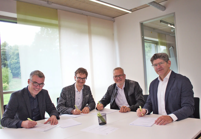 Von links nach rechts: Bürgermeister Thomas Herker, Alexander Schneider, (Geschäftsführer Stadtbus Pfaffenhofen), Christian Stanglmeier (Geschäftsführer Stanglmeier Reisebüro-Bustouristik GmbH &amp; Co. KG) und Béla Szabó (Stadtwerke Vorstand) unterzeichnen den neuen Verkehrsdurchführungsvertrag, der den Stadtbusbetrieb in Pfaffenhofen für die kommenden acht Jahre sichert.