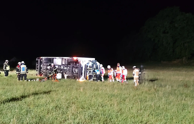 Umgekippter LKW - Fahrer eingeschlossen