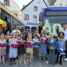Bürgermeister Thomas Herker und Stadtbus-Geschäftsführer Alexander Schneider gratulierten den Gewinnerinnen und Gewinnern des Malwettbewerbs „Stadtbus der Zukunft“