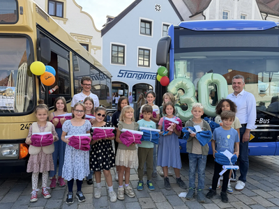 Bürgermeister Thomas Herker und Stadtbus-Geschäftsführer Alexander Schneider gratulierten den Gewinnerinnen und Gewinnern des Malwettbewerbs „Stadtbus der Zukunft“