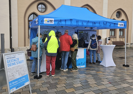 Am PAFundDU-Stand haben trotz Regen zahlreiche Bürgerinnen und Bürger das Gespräch gesucht. 