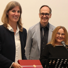 Mit einem kleinen Geschenk bedankten sich die IKVP-Vorsitzende Marita Emrich (von rechts) und der Gemeindeleiter der Neuapostolischen Gemeinde, Dr. Volker Stagge, bei der ACK-Geschäftsführerin Dr. Verena Hammes für ihr interessantes Referat.