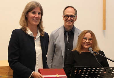 Mit einem kleinen Geschenk bedankten sich die IKVP-Vorsitzende Marita Emrich (von rechts) und der Gemeindeleiter der Neuapostolischen Gemeinde, Dr. Volker Stagge, bei der ACK-Geschäftsführerin Dr. Verena Hammes für ihr interessantes Referat.