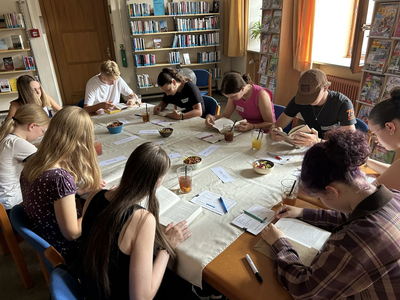 Jugendliche wählten ihren Buch-
Favoriten aus zehn Nominierungen zum Deutschen Jugendliteraturpreis 2026.