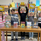 Die Kinder präsentieren ihre Preisbücher und Gewinne 