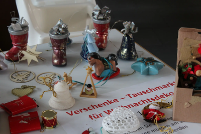 Beim Stöbern im Verschenkemarkt lassen sich so manche Schätze entdecken. 