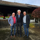 Foto: Bürgermeister Thomas Herker und Markus Käser zu Besuch beim Jubilar.
