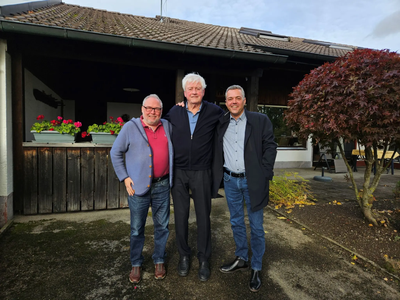 Foto: Bürgermeister Thomas Herker und Markus Käser zu Besuch beim Jubilar.
