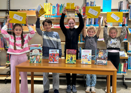 Fünf der neun Gewinner präsentieren ihre Preisbücher und Gewinne der Lese-Wunder-Tüten-Aktion.