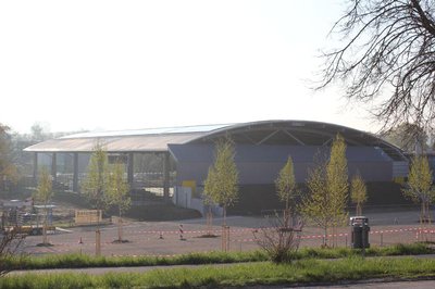 Ihre bisher größte Photovoltaik-Anlage hat die Stadt Pfaffenhofen auf dem neuen Dach des Eisstadions installiert. Hier werden im jahreszeitlichen Wechsel das Eisstadion und das Freibad mit Strom versorgt.