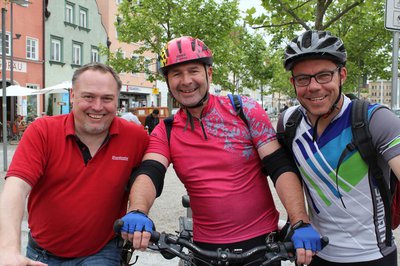 Die drei „Radlstars“ des Pfaffenhofener Stadtradelns steigen während des dreiwöchigen Aktionszeitraums komplett aufs Fahrrad um (von links): Stadtrat Markus Käser, Stadtbaumeister Gerald Baumann und Stadtrat Martin Rohrmann.