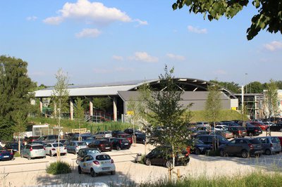 Ihre bisher größte Photovoltaik-Anlage hat die Stadt Pfaffenhofen auf dem neuen Dach des Eisstadions installiert. Hier werden im jahreszeitlichen Wechsel zwei Einrichtungen mit hohem Energiebedarf mit schadstofffreiem Strom versorgt: das Eisstadion und d