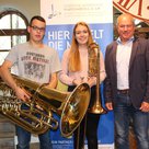 Musikschulleiter Auwi Geyer (rechts) mit seinen beiden erfolgreichen Schülern Sandra Nothnagel (Posaune) und Mathias Brix (Tuba)