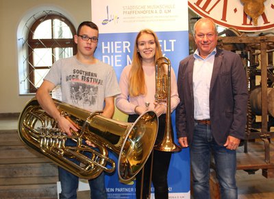 Musikschulleiter Auwi Geyer (rechts) mit seinen beiden erfolgreichen Schülern Sandra Nothnagel (Posaune) und Mathias Brix (Tuba)