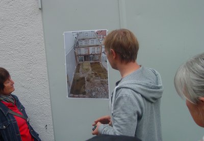 Archäologe Bernd Kriens erläutert sein Foto von der Grabungsstelle