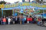 Die Ausflugsgruppe des Lions-Club Pfaffenhofen/Hallertau vor dem Haupteingang zum Freizeitland Geiselwind.