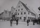 Übung der Pfaffenhofener Feuerwehr mit der ausziehbaren Leiter an der 1906 abgebrochenen alten Stadtschreiberei.