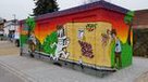 Die Jagd nach der „rennenden Weißwurst“ statt Schmierereien – Graffitikünstler Osen, Sober und Seul gestalteten Trafostation am Volksfestplatz