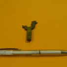 Zapfhahnverschluss für kleines Gefäß mit edlem Inhalt - Kugelschreiber zum Größenvergleich