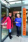 Heidi Andre (links) und Yvonne Fraebel, die beiden Leiterinnen des Pfaffenhofener Seniorenbüros, laden zusammen mit ihren ehrenamtlichen Mitarbeiterinnen und Mitarbeitern am 24. April zum Tag der offenen Tür ein.