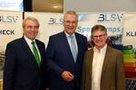 Unser Bild zeigt (v.l.) BLSV-Präsident Günther Lommer, Sportminister Joachim Herrmann und den Pfaffenhofener BLSV-Kreisvorsitzenden Florian Weiß