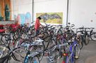 Etwa 20 Fahrräder warten auf die Radl-Versteigerung am 11. Juni.