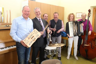 Zum 60. Geburtstag freute sich Musikschulleiter Auwi Geyer (links) über einen hölzernen „Alters-Ruhesitz“ und die Musik seiner Kollegen (weiter von links) Arno Haselsteiner, Reinhard Greiner, Max Penger, Helga Widmann und Günther Hausner.