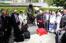 Nach der Enthüllung: Vertreter der verschiedensten Kirchen und Religionen freuen sich über die Mutter-Teresa-Statue.