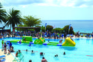 Verschiedene Wasserspielgeräte, wie der Aquatrack, versprechen viel Spaß bei der Pool-Party im Pfaffenhofener Freibad.