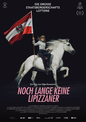 Plakat zum Film, weißes Pferd, Reiterin hält eine Österreich-Flagge in die Luft