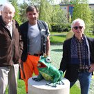 Fritz der Frosch wurde jetzt am neuen Froschkönigspielplatz im Bürgerpark aufgestellt. Mit im Bild (von links) sein Erbauer Walter Schütz, Stadtwerke-Mitarbeiter Josef Herodeck und Gartenschau-Geschäftsführer Walter Karl.