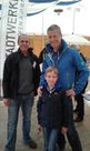 Von links: Mario Dietrich, Leiter der Grünanlagen und Spielplätze bei den Stadtwerken mit dem Vorstand Stefan Eisenmann und dessen Sohn