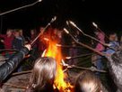 Um 21 Uhr endet dieses besondere Erlebnis wieder am Abenteuerspielplatz, nachdem die Kinder zum Schluss am offenen Feuer Stockbrot gegessen haben.