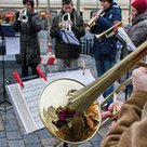 Kinder, Senioren, Familien, Singles — lassen Sie uns miteinander auf diese Weise feierlich und bewusst den Advent beginnen.