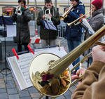 Kinder, Senioren, Familien, Singles — lassen Sie uns miteinander auf diese Weise feierlich und bewusst den Advent beginnen.