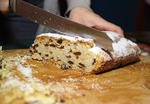 Verkauft wird er in Teilen oder auch im 
Ganzen zugunsten des Fördervereins des 
Gemeindezentrums Pfaffenhofen. Gebacken werden die Stollen von fleißigen Bäckerinnen aus der Gemeinde. Guten Appetit!