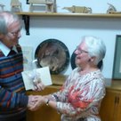 Vorsitzende Ursula Beyer übergibt Roland Gronau ein symbolträchtiges Geschenk