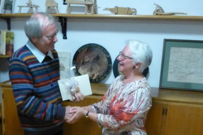 Vorsitzende Ursula Beyer übergibt Roland Gronau ein symbolträchtiges Geschenk