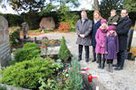 Das so genannte „Polen- und Russengrab“ auf dem städtischen Friedhof besuchten Dritter Bürgermeister Roland Dörfler (links) und die Vertreterin des polnischen Generalkonsulats, Dr. Monika Paweska, mit ihrer Familie.