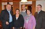 Gruppenbild mit zwei Damen: die Bürgermeister Manfred Russer (Hohenwart), Peter Keck (Rohrbach) und Johann Wojta (Hettenshausen). Als Vertreterinnen des Tierschutzvereins Sandra Lob und Manuela Braunmüller, jeweils v.l. n.r. (Foto © Alfred Raths)