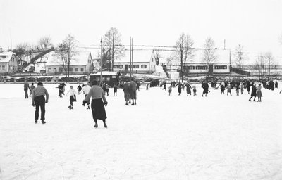 Reges Treiben auf den Eisweihern (ca. 1935)