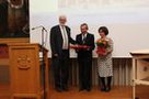 Den Naturschutzpreis 2016 verlieh Prof. Dr. Hans Joachim Leppelsack (links) an Dr. Hans Utschik. Auch Ehefrau Renate Utschik erhielt eine kleine Aufmerksamkeit für ihre Unterstützung.