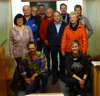 Die Kegelmeisterschaft der Kolpingsfamilie Pfaffenhofen haben mit 56 Holz Hermine Heindl (nicht im Bild)bei den Damen  und mit 65 Holz Lorenz Kaindl (Vierter von rechts) bei den Herren gewonnen.
Es gratulieren Erich Halmich und Vera Riesenbeck (knieend),