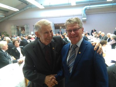 Florian Weiß, rechts, gratulierte Max Elfinger zum 90. Geburtstag