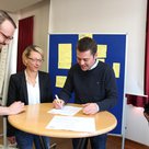 Unterzeichnung des Kooperationsvertrages für das Projekt „Qualität vor Ort“ (von links): Michael Schröter von der Deutschen Kinder- und Jugendstiftung, Kita-Fachberaterin Andrea Mischke, Bürgermeister Thomas Herker, Moderatorin Heike Mühlbauer.