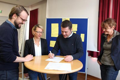 Unterzeichnung des Kooperationsvertrages für das Projekt „Qualität vor Ort“ (von links): Michael Schröter von der Deutschen Kinder- und Jugendstiftung, Kita-Fachberaterin Andrea Mischke, Bürgermeister Thomas Herker, Moderatorin Heike Mühlbauer.