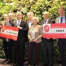Auf dem Foto von links: Sparkassen-Chef Dieter Seehofer, die BLSV-Vertreter Albert Hiereth (stellv.Vors. Pfaffenhofen), Werner Marras (Eichstätt) Tobias Nixdorf (Ingolstadt) Werner Ross und Kloty Schmöller und die beiden Vertreter der Schulämter.