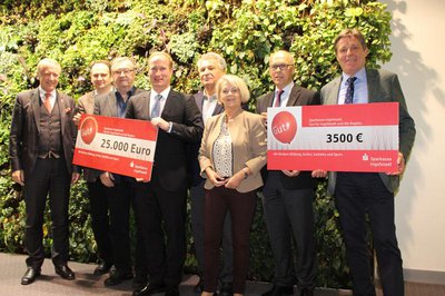 Auf dem Foto von links: Sparkassen-Chef Dieter Seehofer, die BLSV-Vertreter Albert Hiereth (stellv.Vors. Pfaffenhofen), Werner Marras (Eichstätt) Tobias Nixdorf (Ingolstadt) Werner Ross und Kloty Schmöller und die beiden Vertreter der Schulämter.